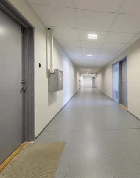 Kaasaegne büroohoone koridor