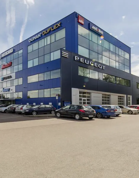 Valgusküllane büroohoone fuajee
